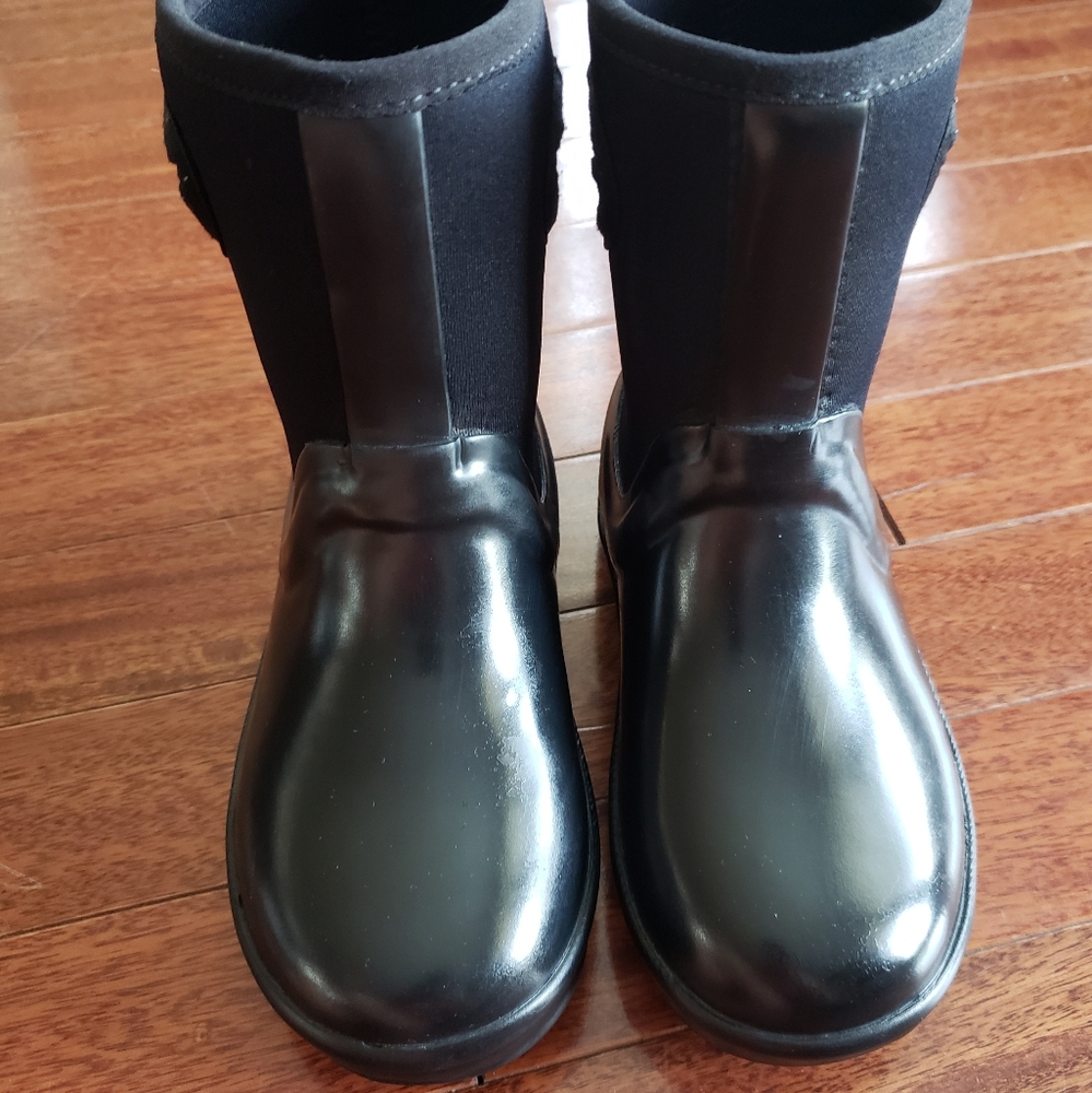 UGG Girls rain boots size "11"